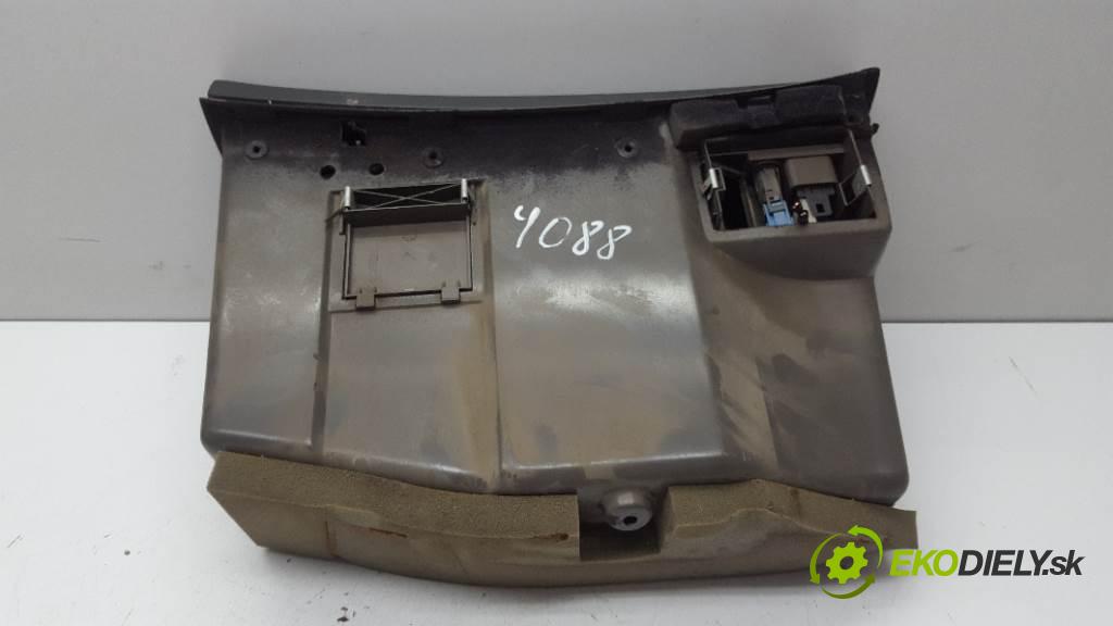 LANCIA LC 2  2000 129kW    2446 Priehradka, kastlík spolujazdca  (Priehradky, kastlíky)