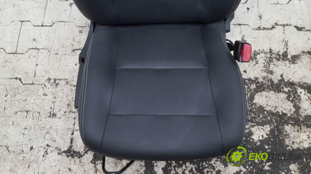 RENAULT FLUENCE  2010 103kW    1997 Sedadlo pravy  (Sedačky, sedadlá)