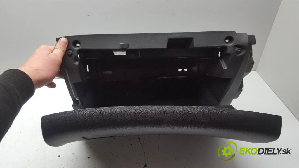 OPEL INSIGNIA  2009 118kW    1956 Priehradka, kastlík spolujazdca  (Priehradky, kastlíky)