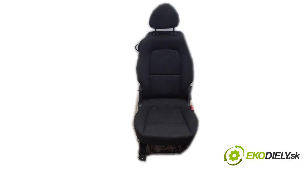 MITSUBISHI COLT  2006 70kW    1332 Sedadlo pravy  (Sedačky, sedadlá)