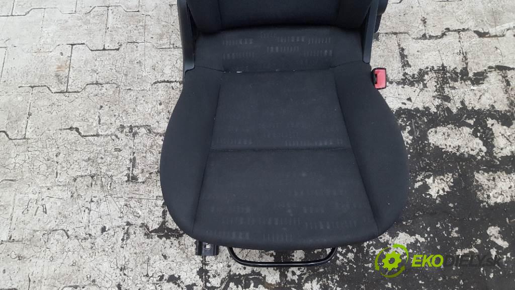 MITSUBISHI COLT  2006 70kW    1332 Sedadlo pravy  (Sedačky, sedadlá)
