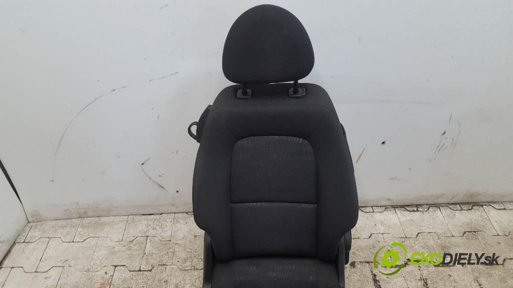 MITSUBISHI COLT  2006 70kW    1332 Sedadlo pravy  (Sedačky, sedadlá)