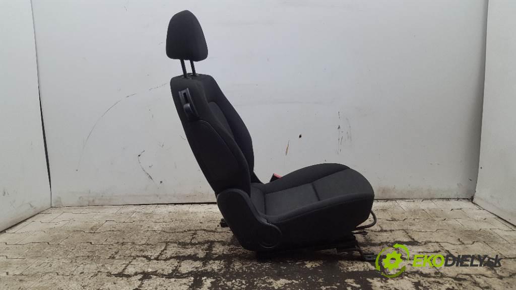 MITSUBISHI COLT  2006 70kW    1332 Sedadlo pravy  (Sedačky, sedadlá)