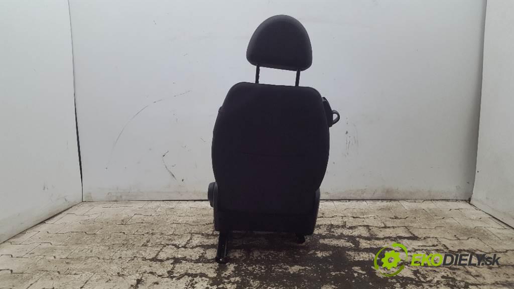 MITSUBISHI COLT  2006 70kW    1332 Sedadlo pravy  (Sedačky, sedadlá)