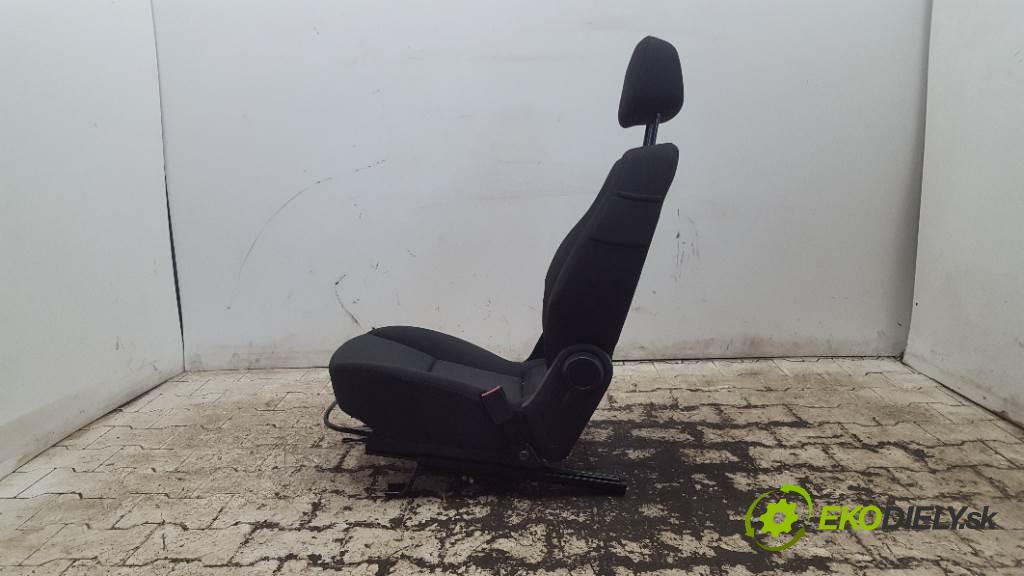 MITSUBISHI COLT  2006 70kW    1332 Sedadlo pravy  (Sedačky, sedadlá)