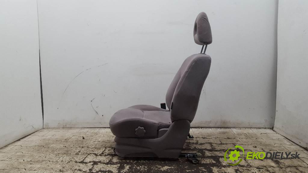 NISSAN ALMERA TINO  2001 84kW    1769 Sedadlo ľavy  (Sedačky, sedadlá)