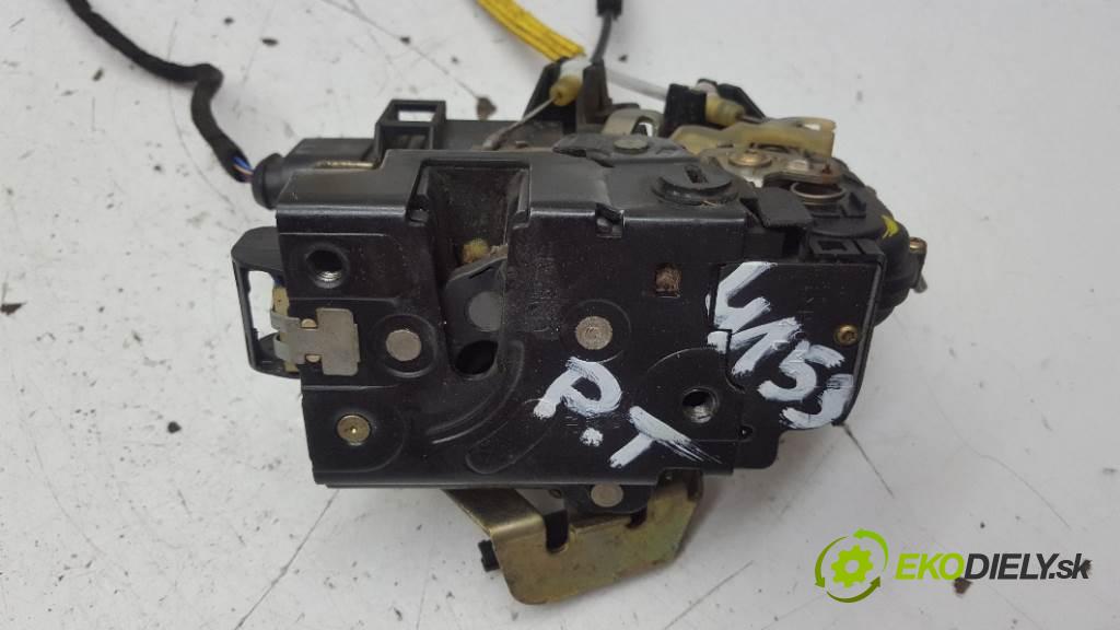 AUDI A6 C5   110 kW    1781 zámok zadní část pravý 7PIN