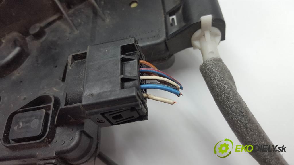 BMW 3 E46  2001 100kW  1951 zámok přední část levý 7PIN