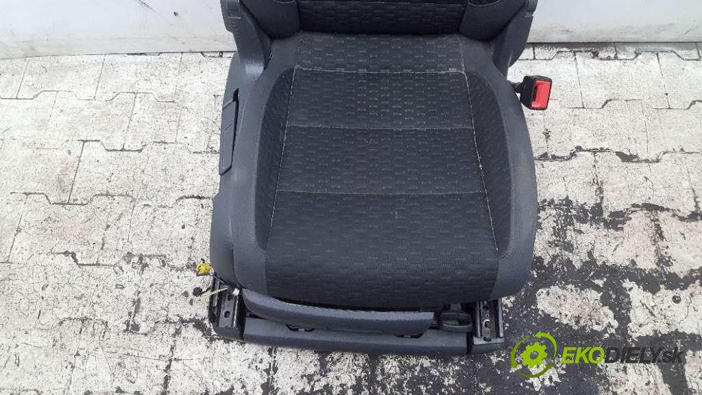 VOLKSWAGEN TOURAN  2009 77kW    1896 Sedadlo pravy  (Sedačky, sedadlá)