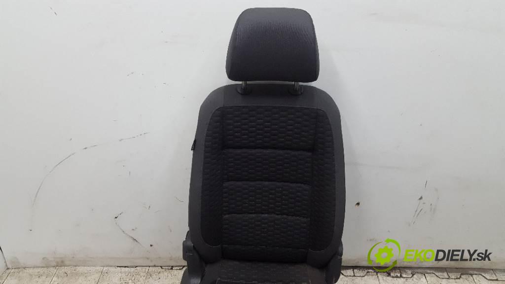 VOLKSWAGEN TOURAN  2009 77kW    1896 Sedadlo pravy  (Sedačky, sedadlá)
