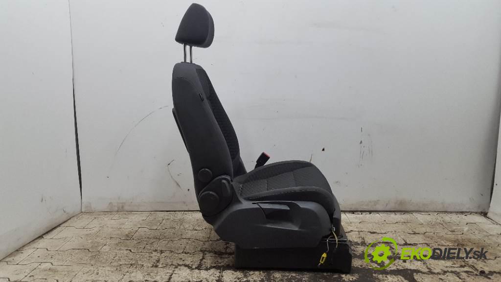 VOLKSWAGEN TOURAN  2009 77kW    1896 Sedadlo pravy  (Sedačky, sedadlá)