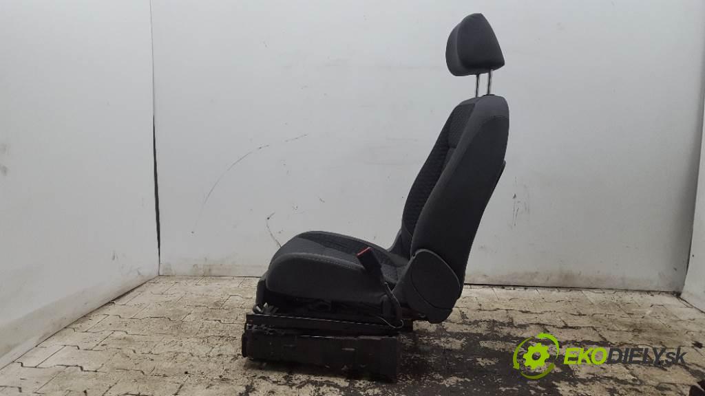 VOLKSWAGEN TOURAN  2009 77kW    1896 Sedadlo pravy  (Sedačky, sedadlá)