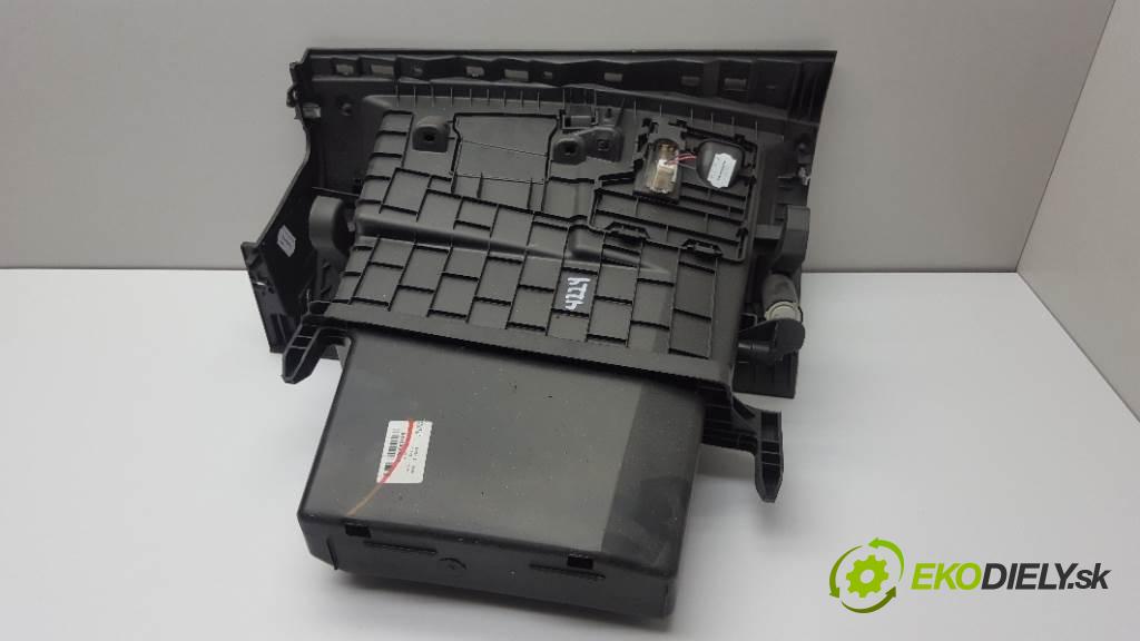 RENAULT MEGANE III 2012 81kW III 1598 Priehradka, kastlík spolujazdca  (Priehradky, kastlíky)