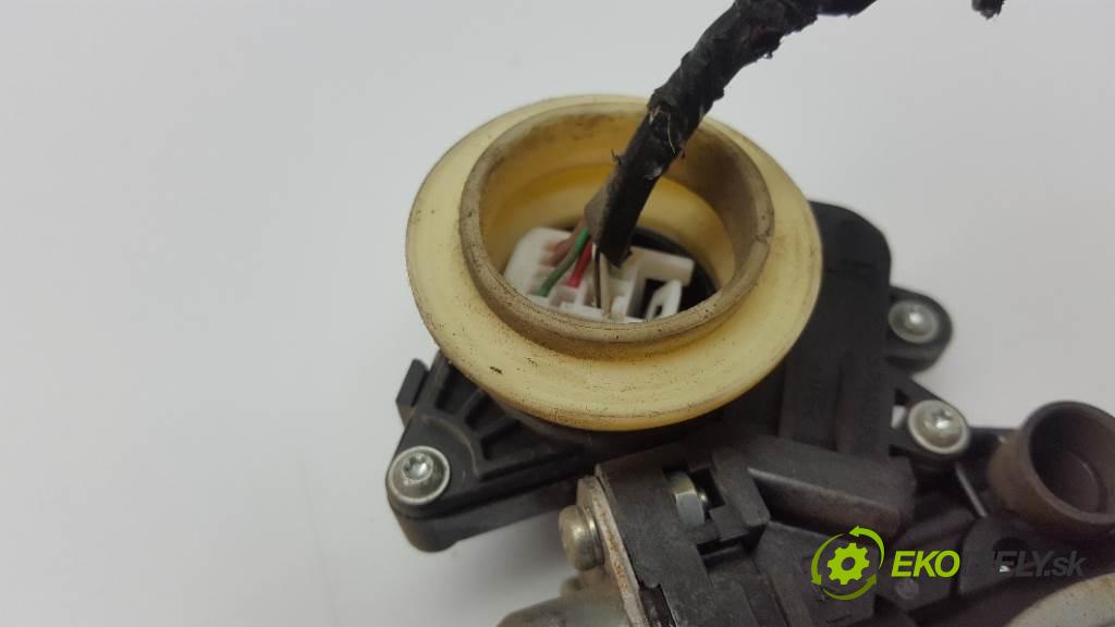 TOYOTA YARIS II  2011 51kW    998 mechanismus okna přední část levý 7PIN