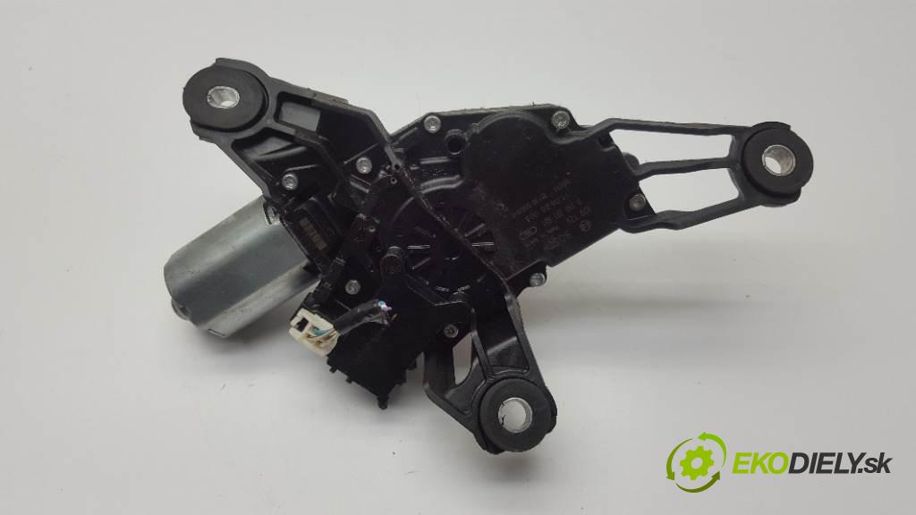 TOYOTA YARIS II  2011 51kW    998 motorek stěračů zadní část 0390201861