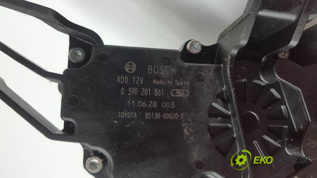 TOYOTA YARIS II  2011 51kW    998 motorek stěračů zadní část 0390201861