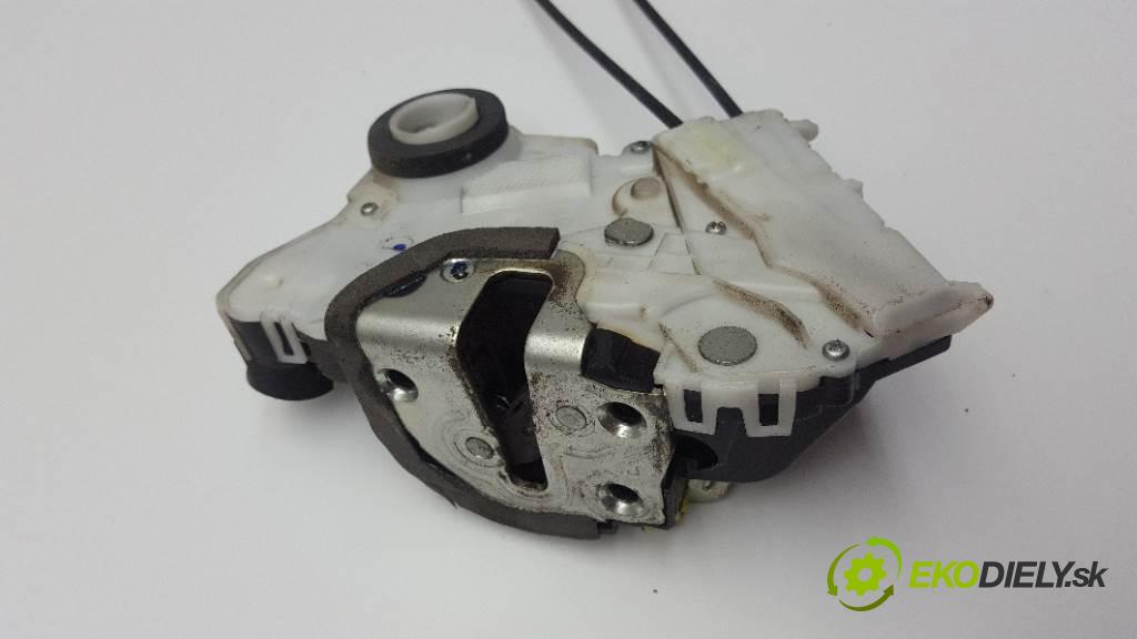 TOYOTA YARIS II  2011 51kW    998 zámok přední část levý 6PIN