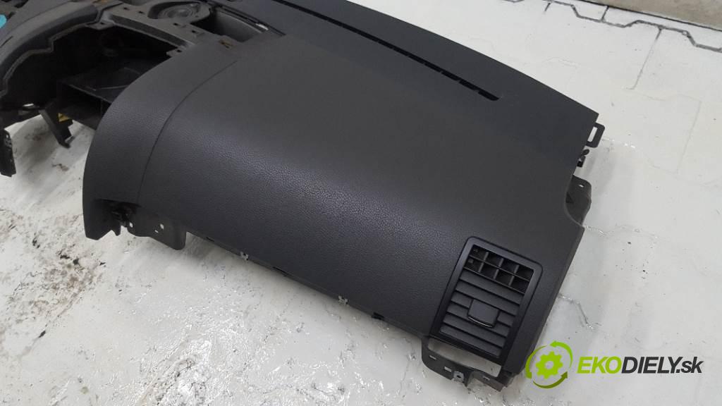 VOLKSWAGEN TOUAREG 7L 2004 230kW 7L 4921 Palubná doska  (Palubné dosky)