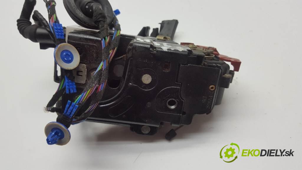 VOLKSWAGEN TOUAREG 7L 2004 230kW 7L 4921 zámok přední část pravý 3D1837016A 11PIN