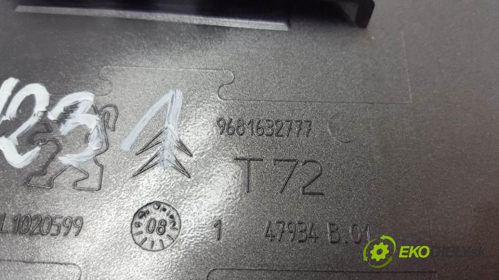 PEUGEOT 308 SW T7 2008 66,20 kw SW T7 1560 Dvierka nádrže paliva 9681632777 (Ostatné)