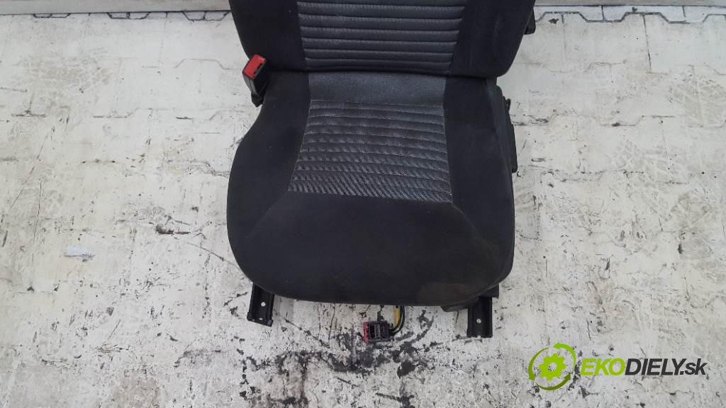 FIAT CROMA  2008 88KW    1910 Sedadlo ľavy  (Sedačky, sedadlá)