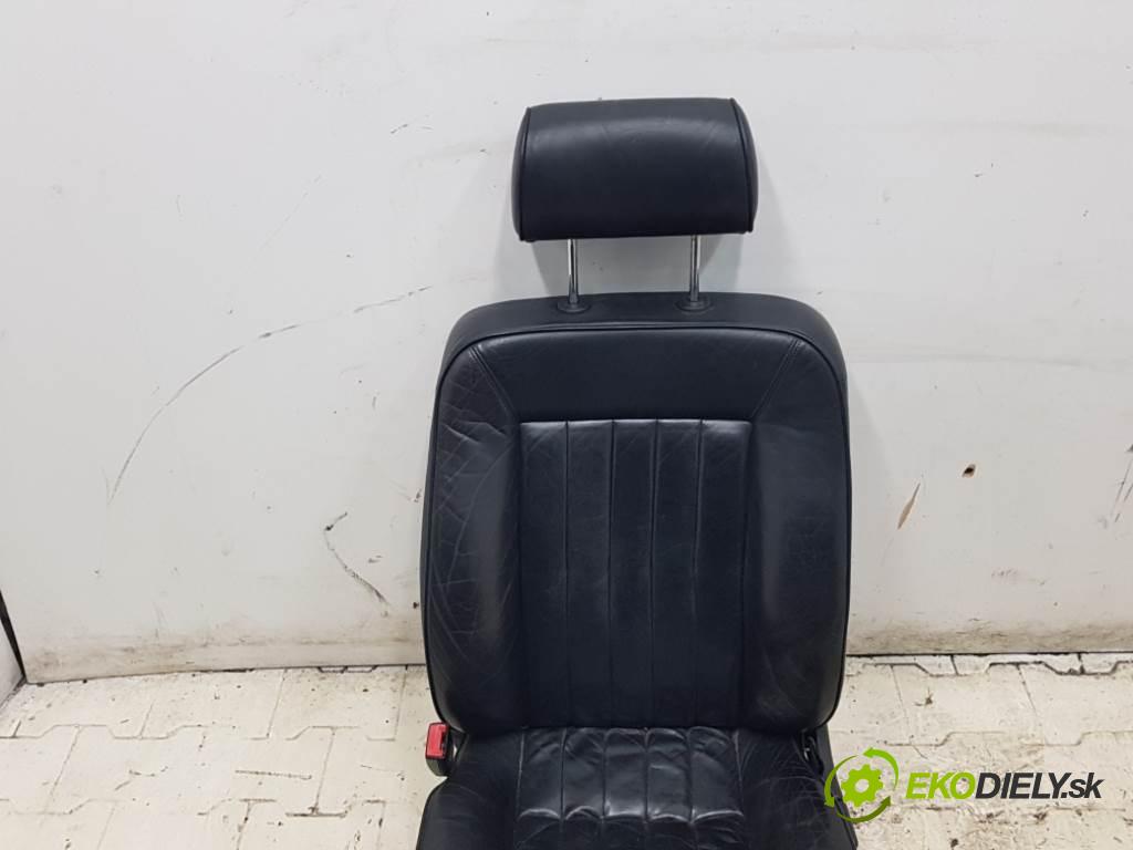 AUDI A8  1999 191kW    3697 Sedadlo ľavy  (Sedačky, sedadlá)