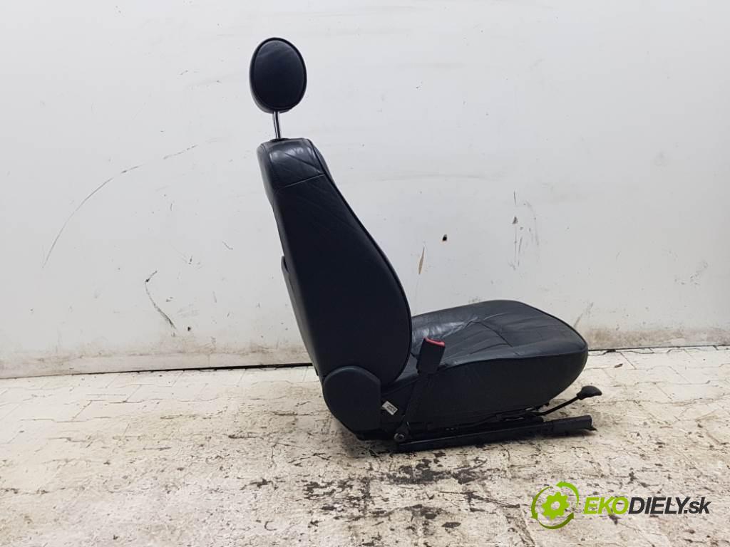 AUDI A8  1999 191kW    3697 Sedadlo ľavy  (Sedačky, sedadlá)