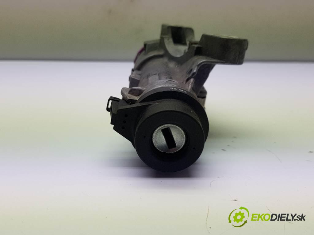 AUDI A4 B6 2004 96kW B6 1896 spinačka 4B0905851N (Spínacie skrinky a kľúče)