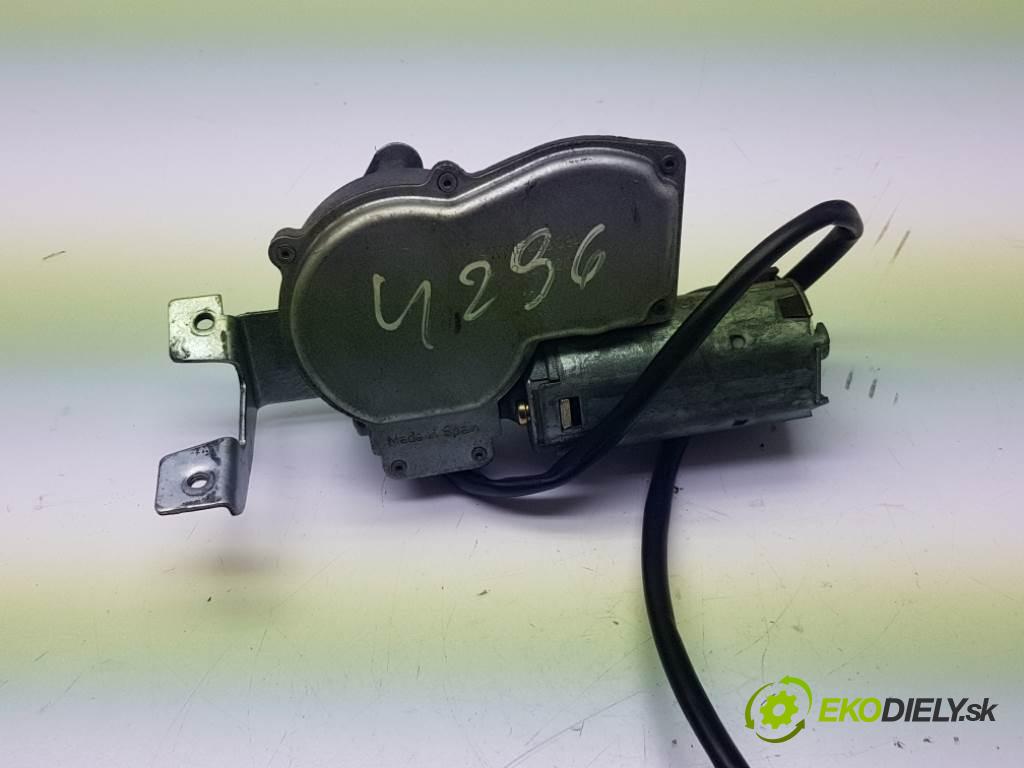 OPEL KADETT E 1995 90 kW E 1796 motorek stěračů zadní část 90242020 2PIN