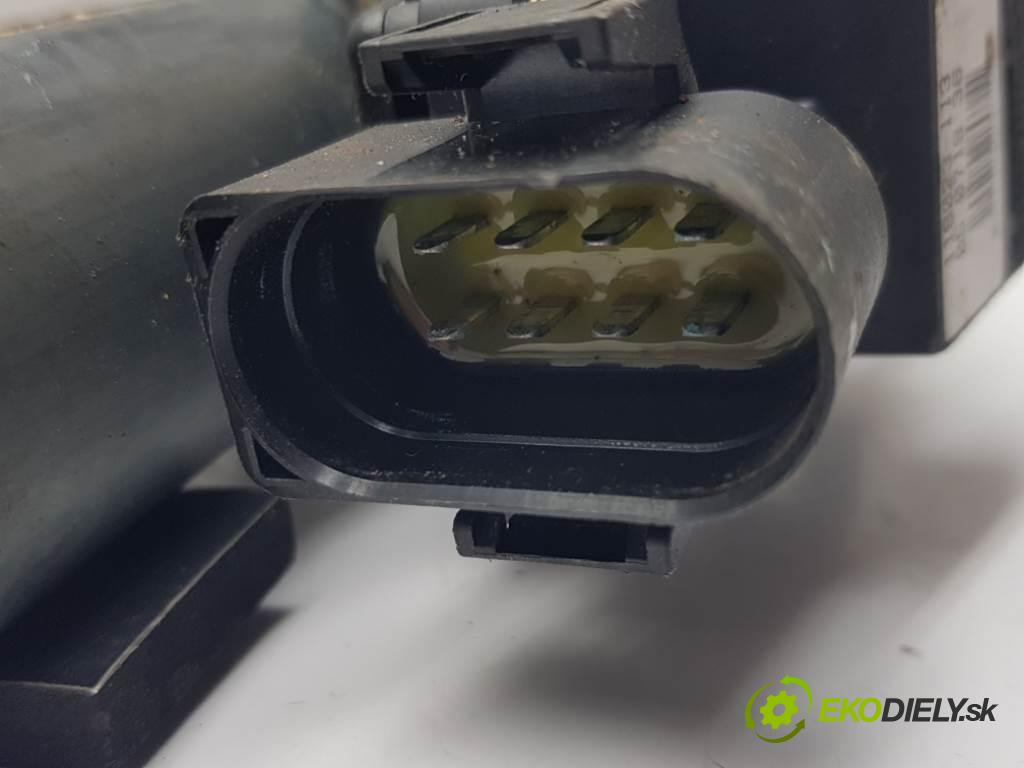 AUDI A8  1999 191kW    3697 motorek okna zadní část levý 4D0959801F 8PIN
