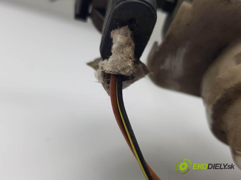 AUDI A8  1999 191kW    3697 zámok přední část pravý 4D4837016D 2PIN
