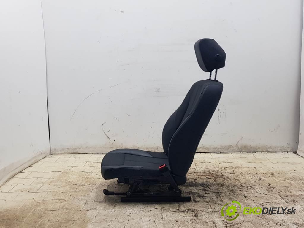 BMW 3 F31 318 2013 105kW F31 318 1995 Sedadlo pravy PODGRZEWANY  (Sedačky, sedadlá)