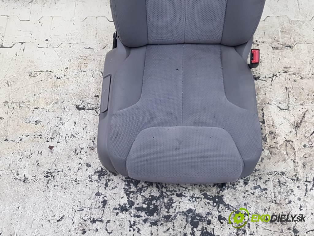 VOLKSWAGEN PASSAT B6 2006 77kW B6 1896 Sedadlo pravy PODGRZEWANY  (Sedačky, sedadlá)