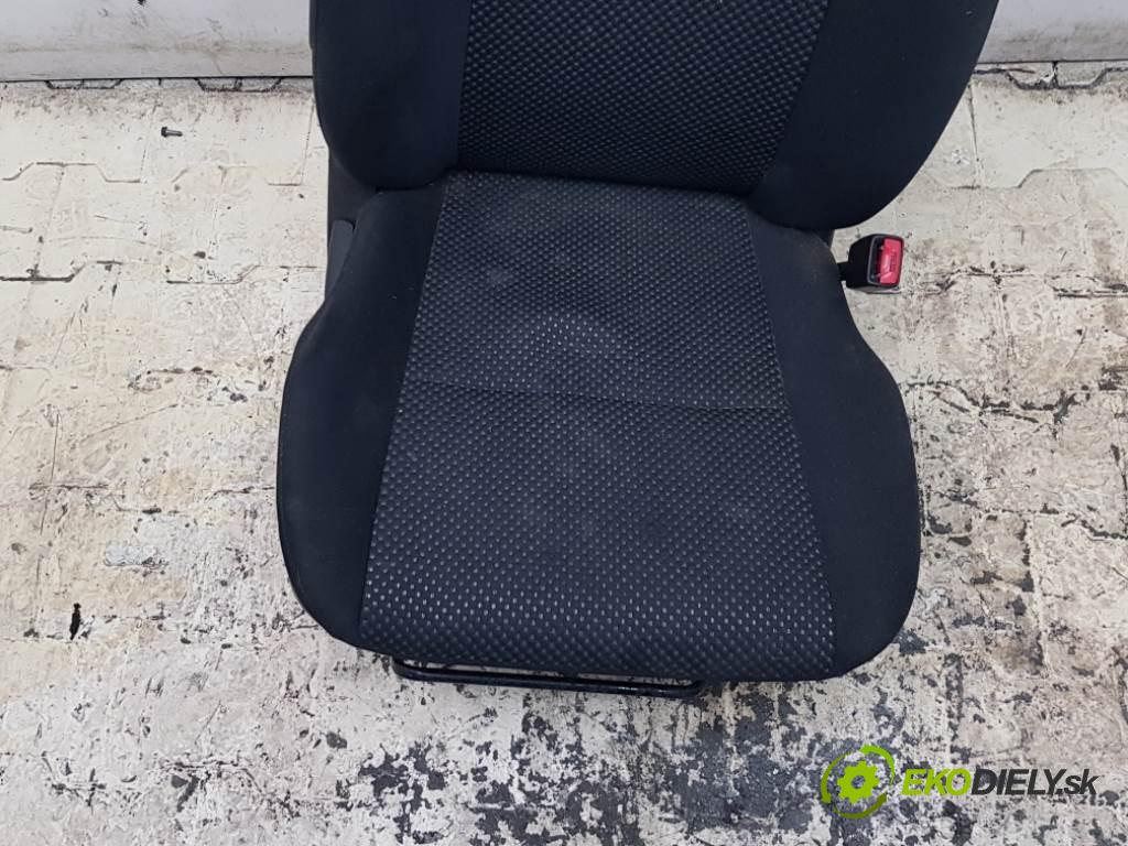 SUZUKI GRAND VITARA  2007 95kW    1870 sedadlo pravý  (Sedačky, sedadla)