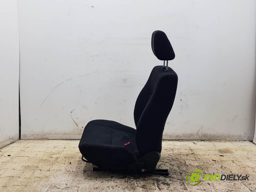 SUZUKI GRAND VITARA  2007 95kW    1870 sedadlo pravý  (Sedačky, sedadla)