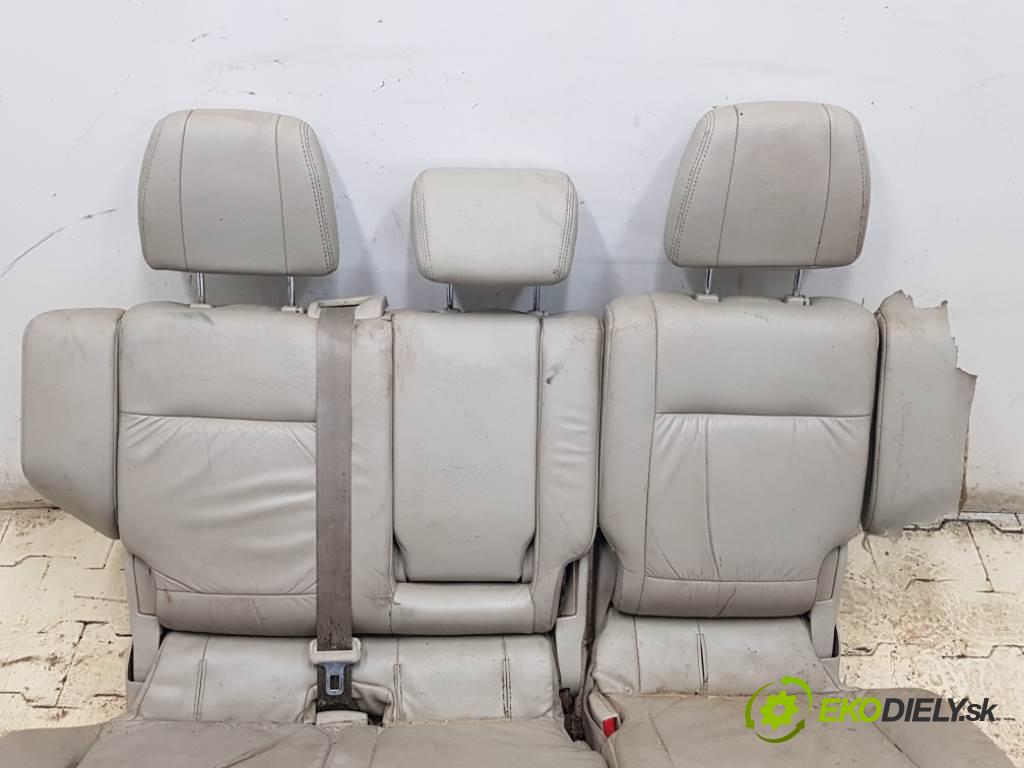 MITSUBISHI PAJERO IV 2007 125 kW IV 3200 Sedadlo zad II RZĄD  (Sedačky, sedadlá)