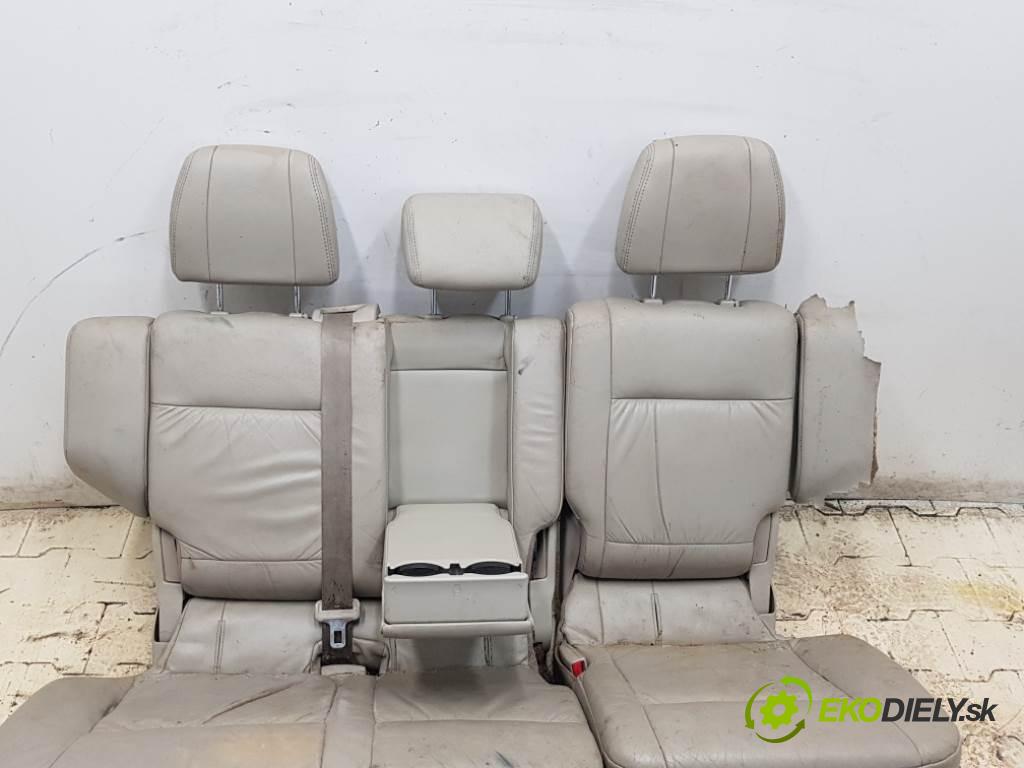 MITSUBISHI PAJERO IV 2007 125 kW IV 3200 Sedadlo zad II RZĄD  (Sedačky, sedadlá)