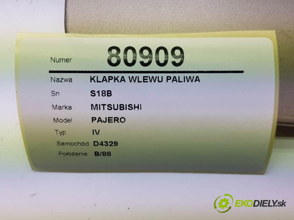 MITSUBISHI PAJERO IV 2007 125 kW IV 3200 Dvierka nádrže paliva S18B  (Ostatné)