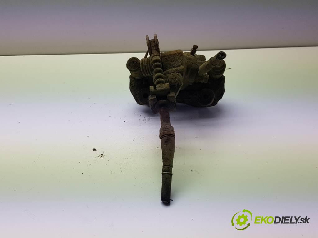 MAZDA 323 BJ 2001 72kW BJ 1598 Brzdič strmeň zad ľavy  (Ostatné)