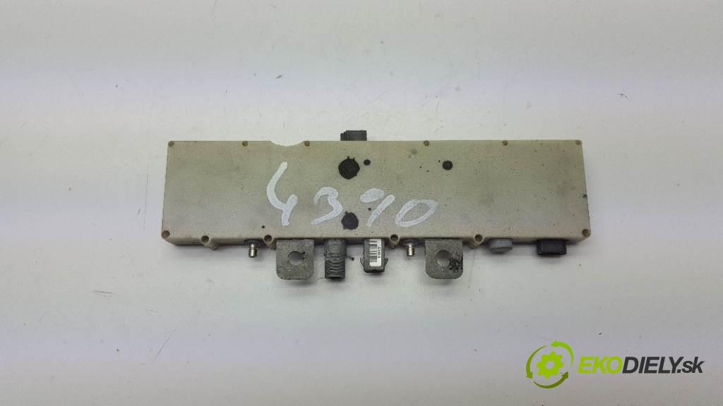BMW 5 E39 E39 530D 2000 135kW E39 530D 2926 zesilovač Antenní: 8368879 (Zesilovače)