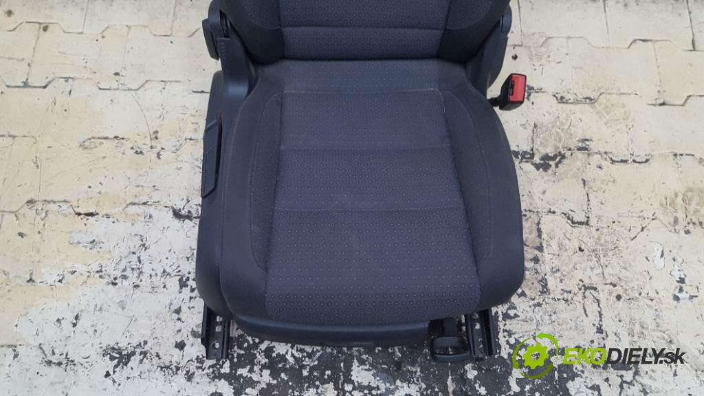 VOLKSWAGEN TOURAN I 2004 101KM I 1896 Sedadlo pravy  (Sedačky, sedadlá)