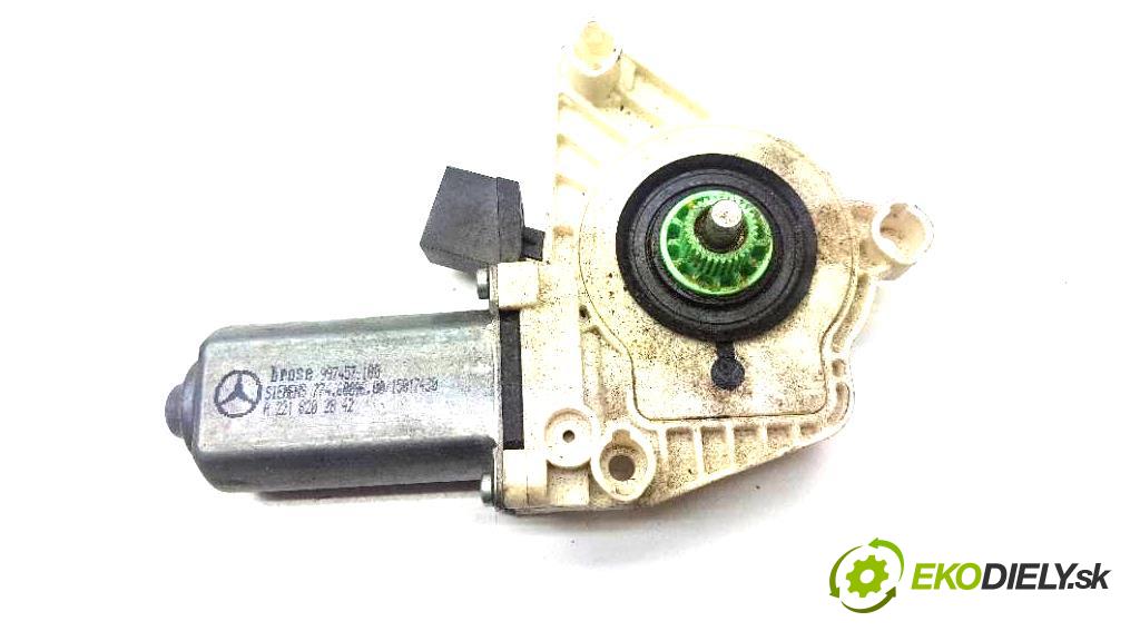 MERCEDES W221 S500 2008 388 kW S500 5.5 motorek okna přední část pravý 2218202842