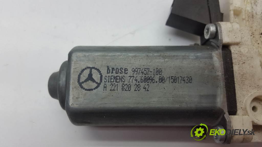 MERCEDES W221 S500 2008 388 kW S500 5.5 motorek okna přední část pravý 2218202842