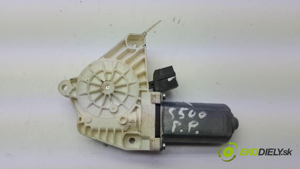 MERCEDES W221 S500 2008 388 kW S500 5.5 motorek okna přední část pravý 2218202842