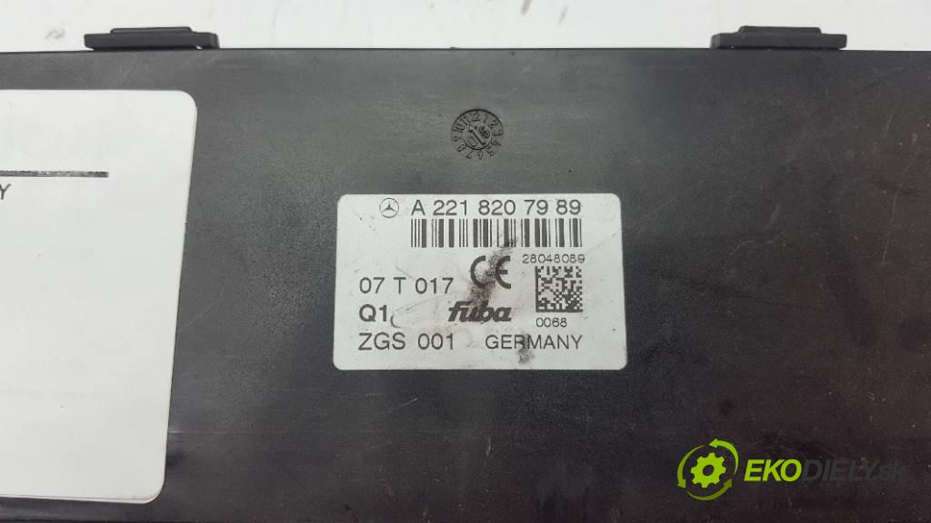 MERCEDES W221 S500 2008 388 kW S500 5.5 Zosilňovač Antenní: A2218207989 (Zosilňovače)
