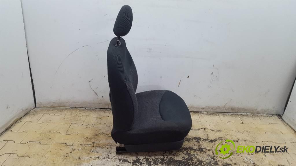 TOYOTA YARIS I 2004 75 kW I 1364 Sedadlo pravy  (Sedačky, sedadlá)