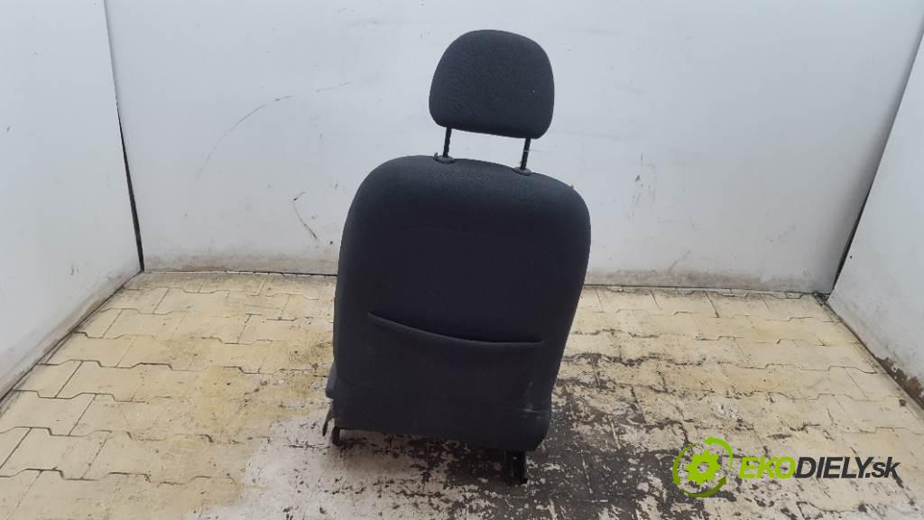 TOYOTA YARIS I 2004 75 kW I 1364 Sedadlo pravy  (Sedačky, sedadlá)