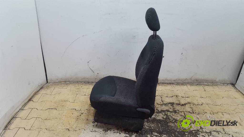 TOYOTA YARIS I 2004 75 kW I 1364 Sedadlo pravy  (Sedačky, sedadlá)
