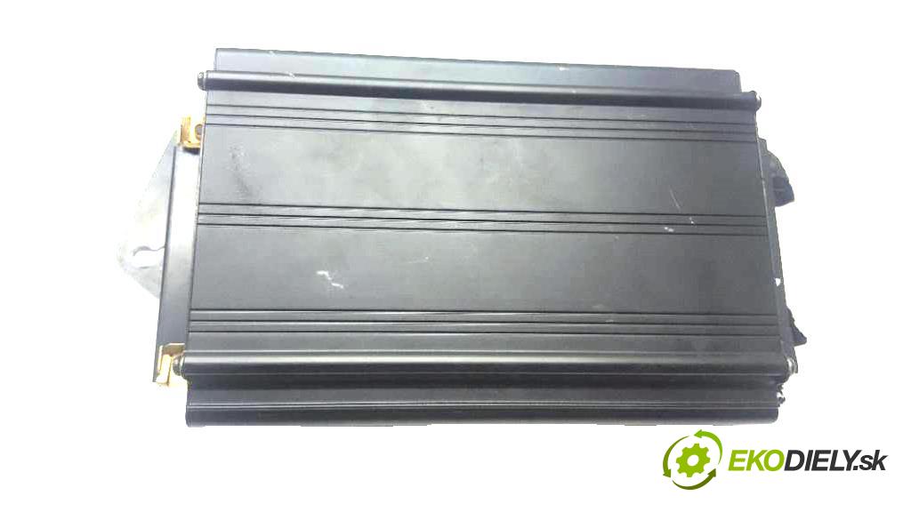 AUDI A4 B5 1995 74kw                    B5 1595 Zosilňovač radia 8D5035464 (Zosilňovače)