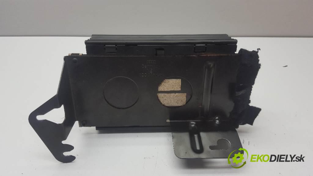 AUDI A4 B5 1995 74kw                    B5 1595 Zosilňovač radia 8D5035464 (Zosilňovače)